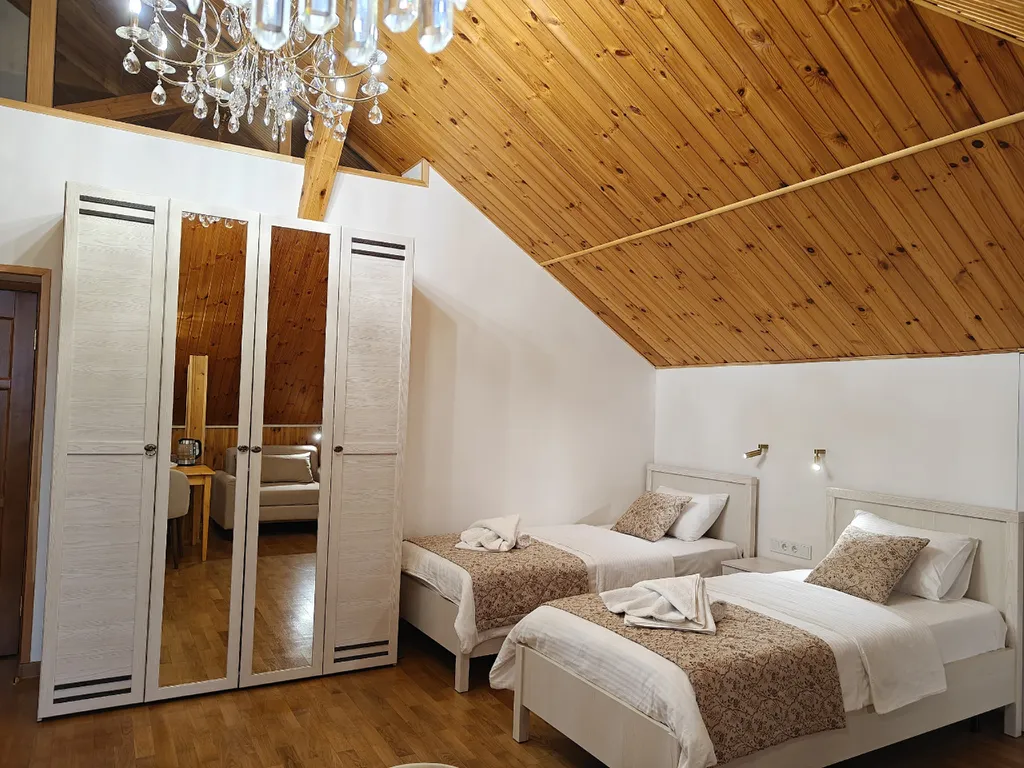 Квартира Четырехместный семейный номер с четырьмя кроватями в мансарде — аренда посуточно в Волгоград