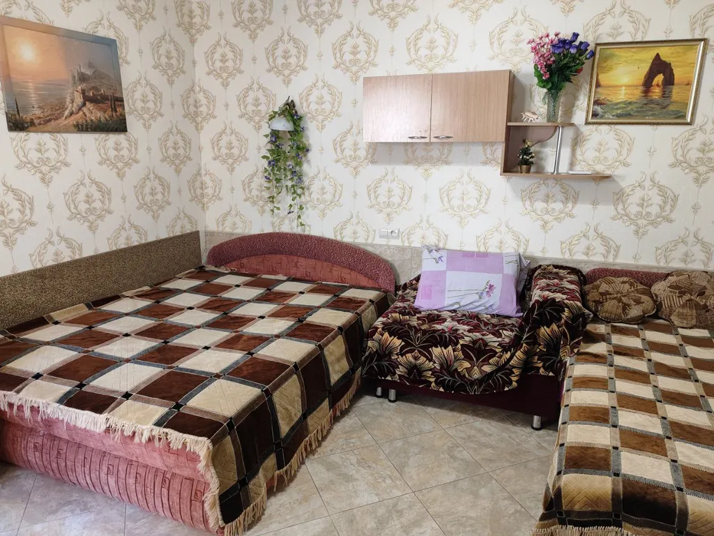 Уютный дом с зелёным двориком и зоной барбекю