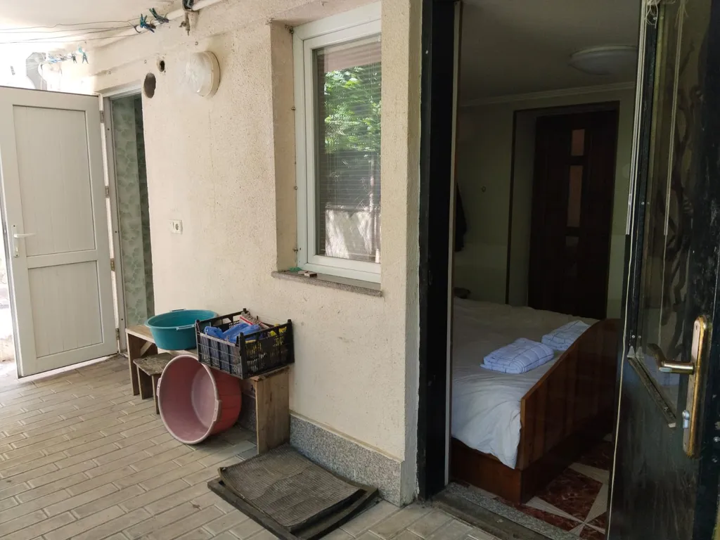 Апартаменты с большой кухней и выходом во двор