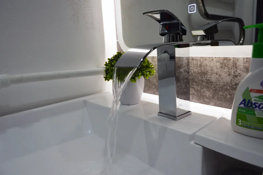 2-комнатная квартира в центре на втором этаже с застеклённым балконом