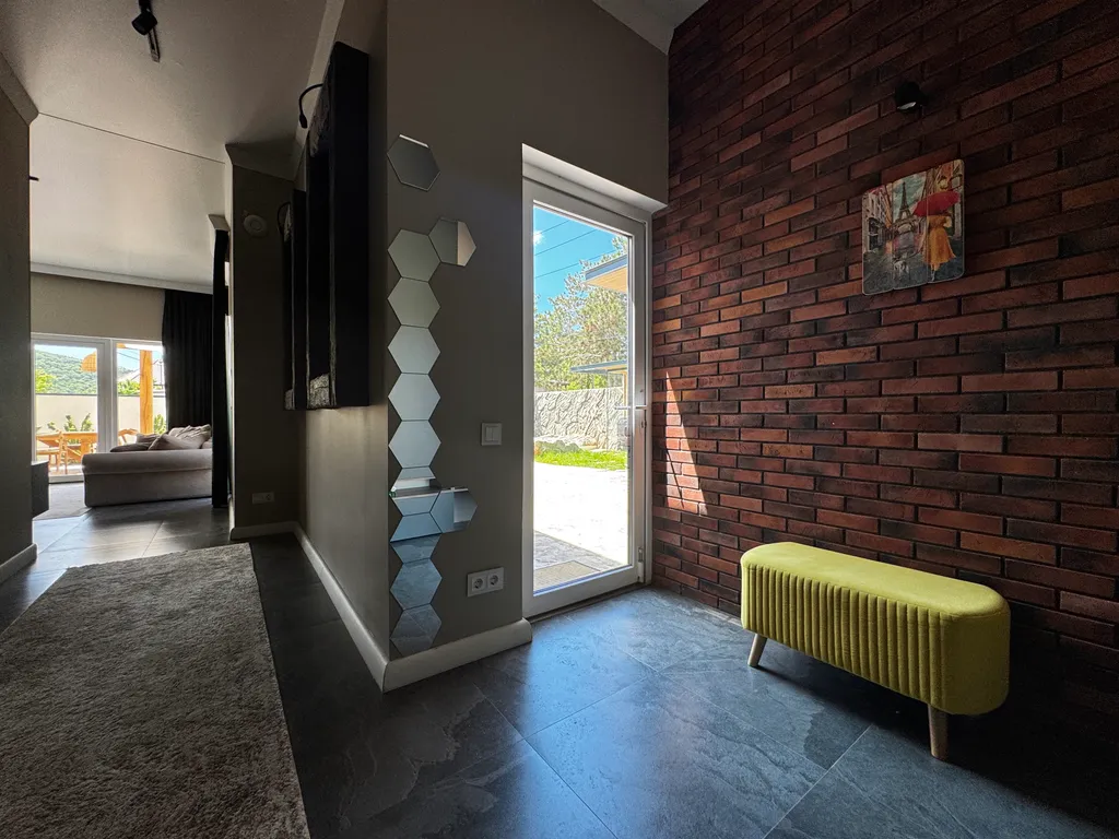 Дом в тихом месте, со своим минипляжем