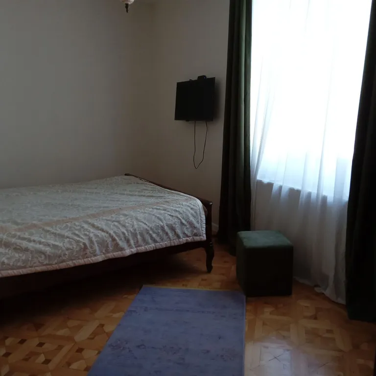 Флигель с балконом в саду