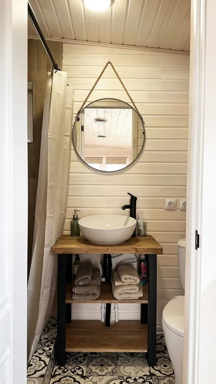 Уютный Белый дом у реки