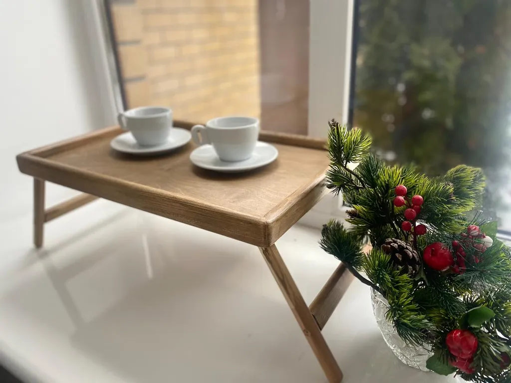 Дом с камином в лесу возле залива