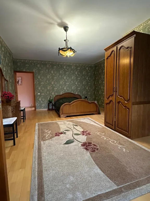 Дом с баней, бассейном и караоке