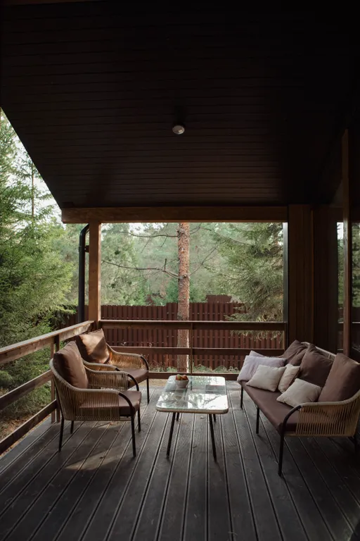 Дом в сосновом лесу с ванной у окна