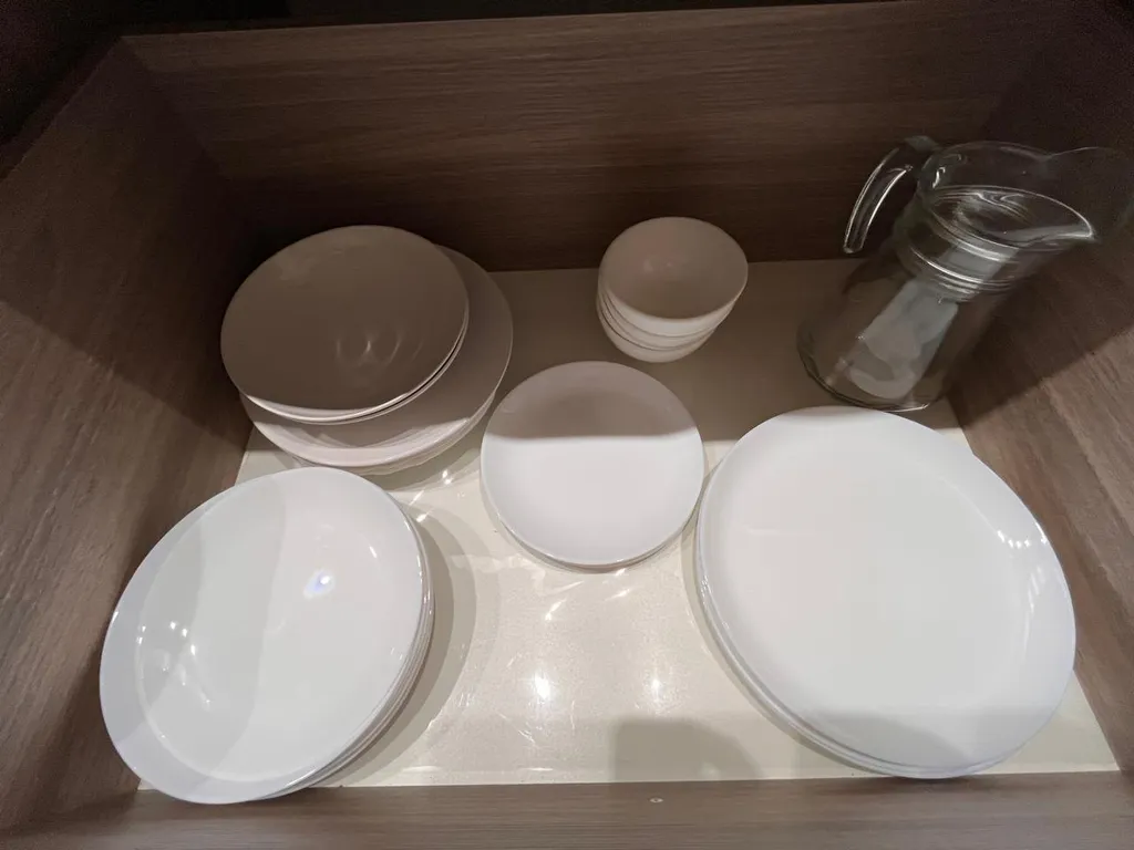 Современная квартира с камином в центре