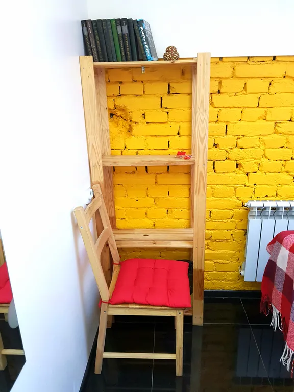 Небольшая двухместная комната с двуспальной кроватью, мансардным окном