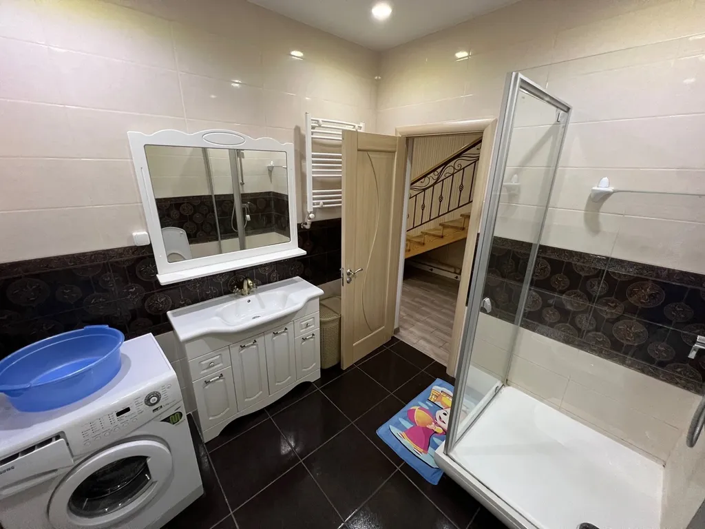 Четырёхкомнатный дом класса люкс в тихом центре