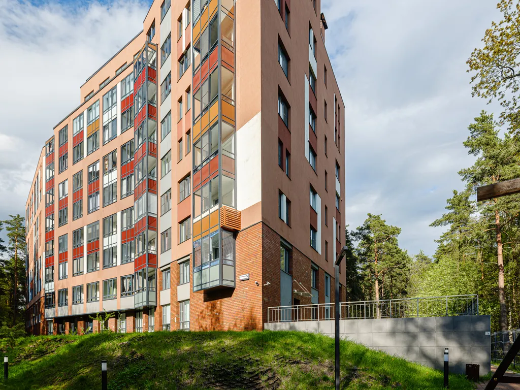 Дизайнерская студия с видом на сосны с закрытым двором