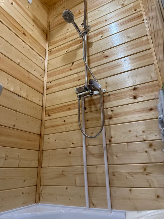 Уютный домик в древних липах