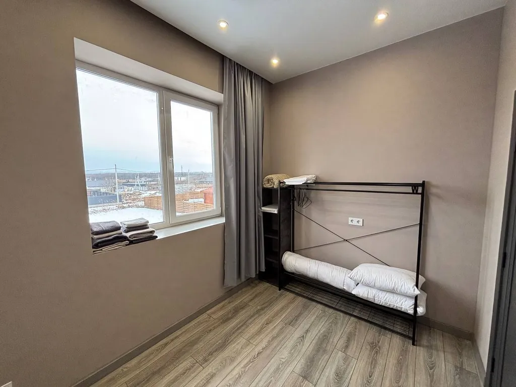 Просторный дом с собственной территорией и настоящим камином