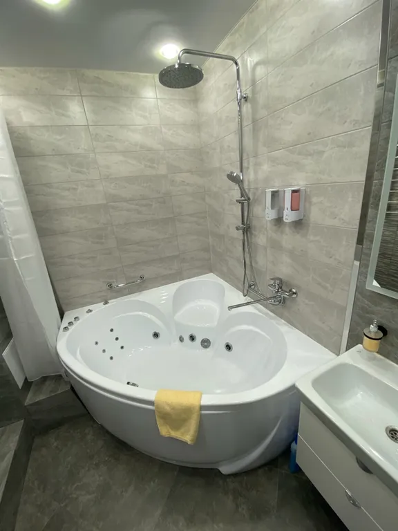 Двухкомнатный премиум апартамент с кондиционером, джакузи и камином