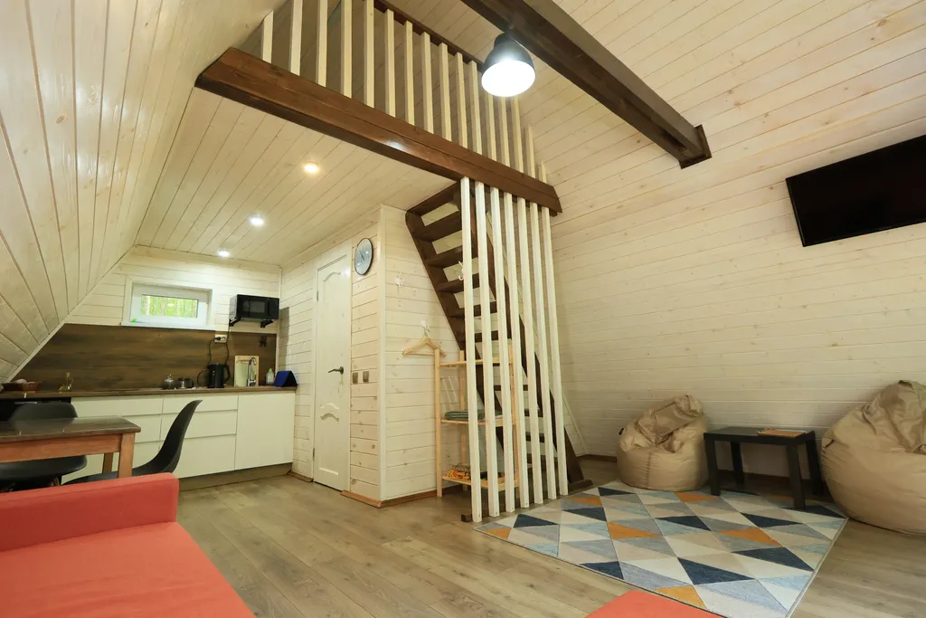 Уютные дома из дерева на берегу Волги