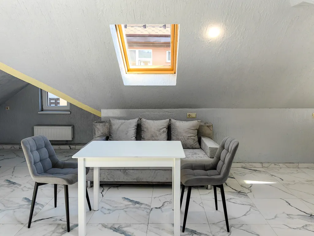 Мансардная студия с частичным видом на горы