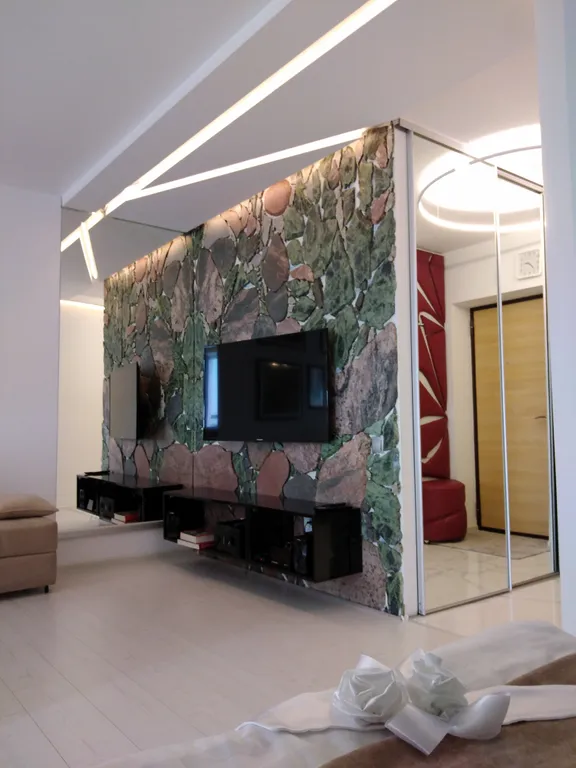 Студия с панорамной лоджией в центре города