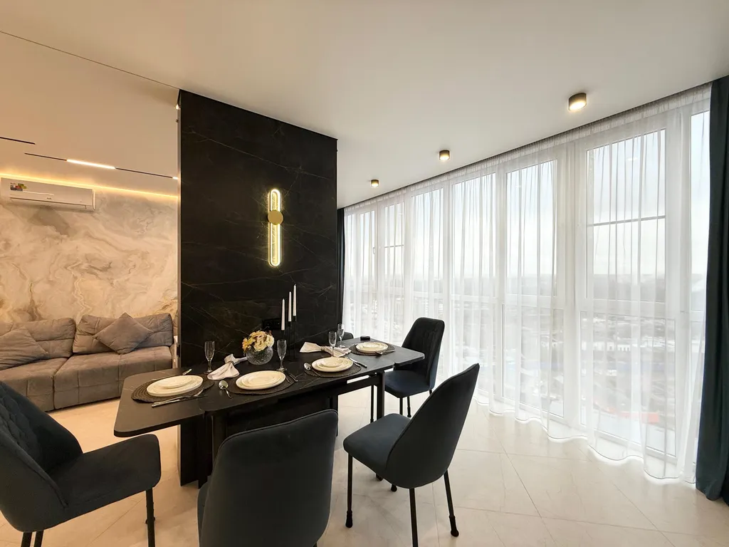 Квартира с большой кухней-гостиной, камином и панорамным видом