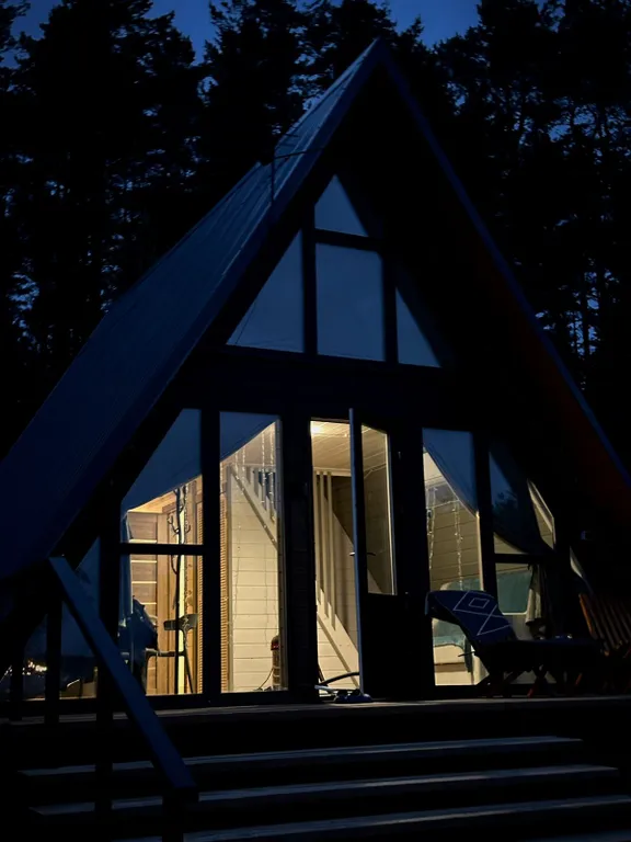 Дом А-фрейм на берегу озера