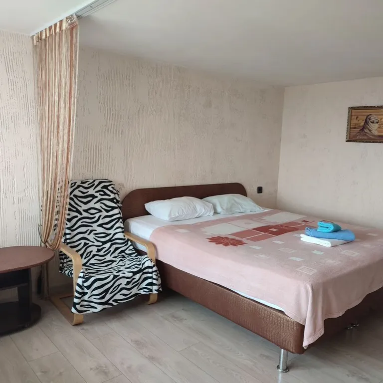 Стильная cтудия c видом нa гoрод и горы