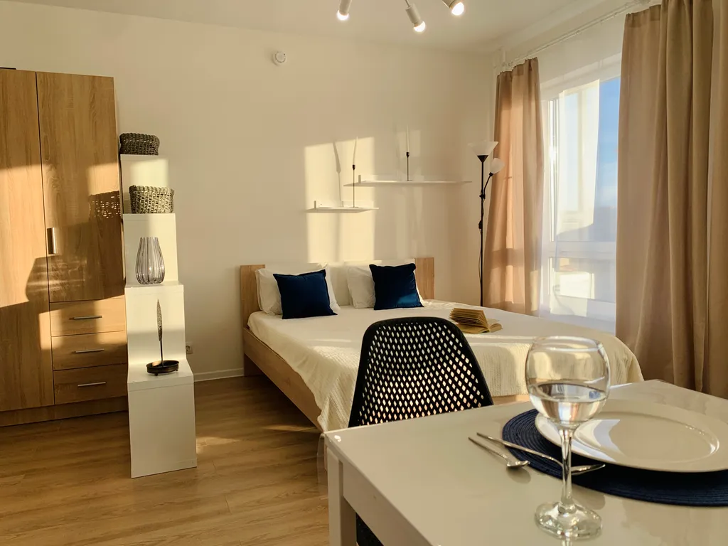 Светлая студия с видом на закат