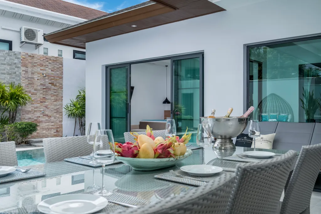 Новая вилла с бассейном, террасой и барбекю зоной, рядом с Боат авеню