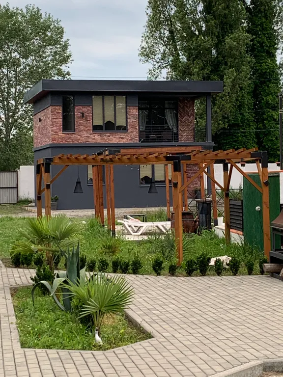 Комфортабельный дом с бассейном с видом на горы