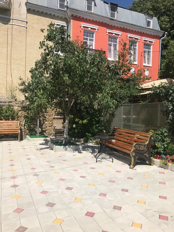 Рядом с парком и минеральной водой