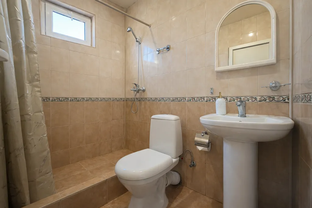 Трёхместный номер с собственной ванной комнатой