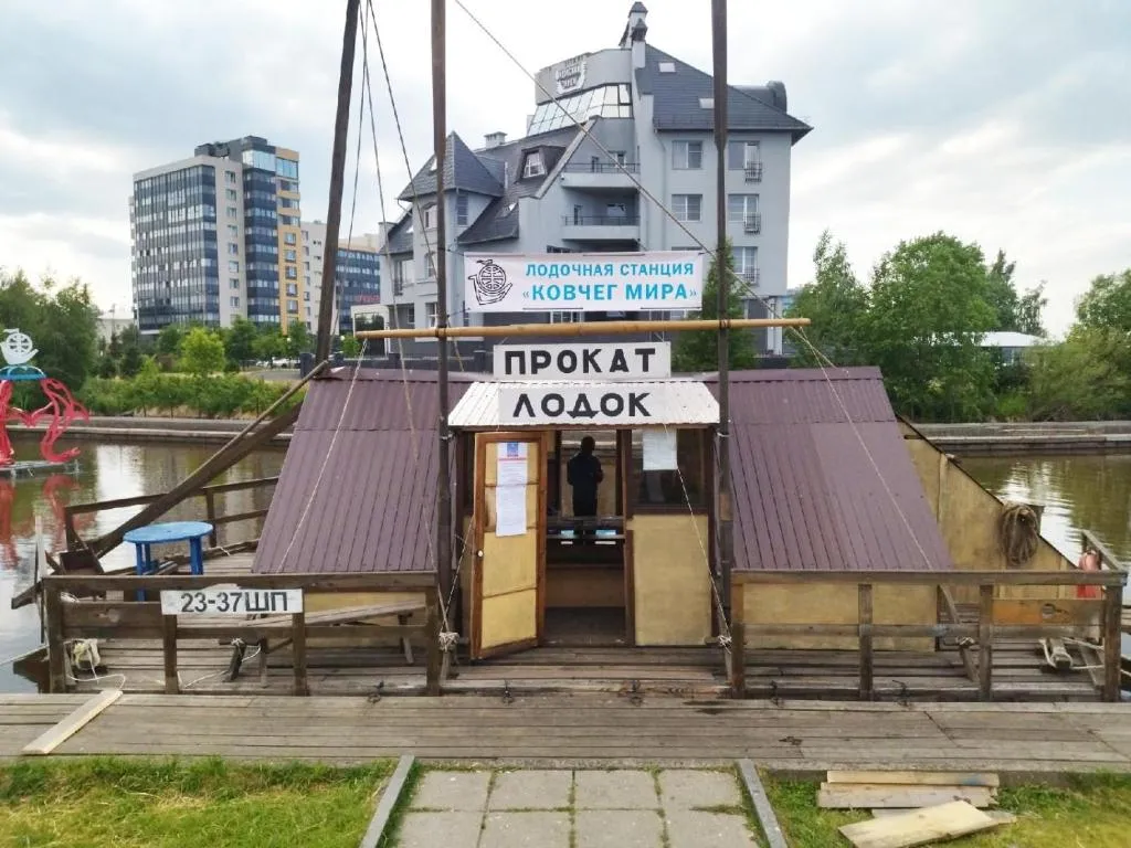 Двухуровневый дизайнерский лофт на берегу озера