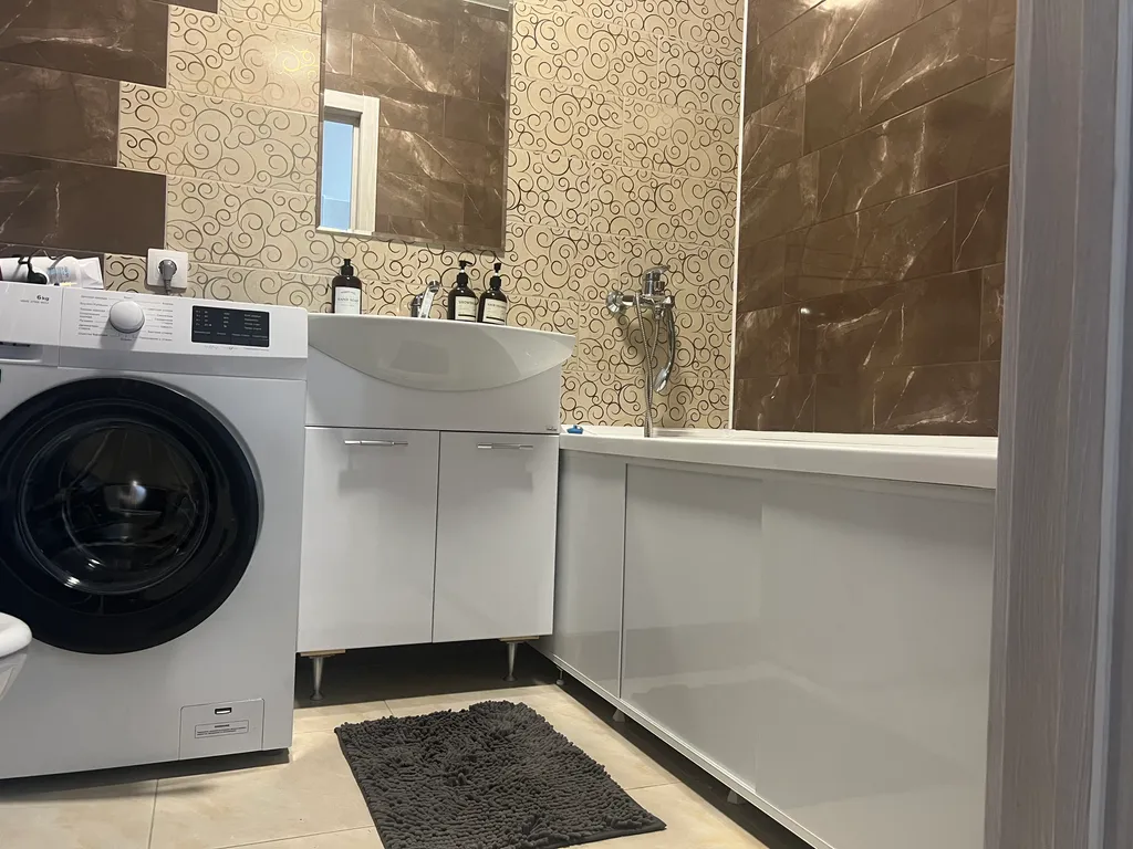 Новая уютная евродвушка с шикарным видом на город и пруд