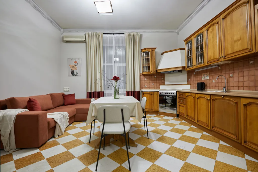 3 спальни, балкон, красивый дом