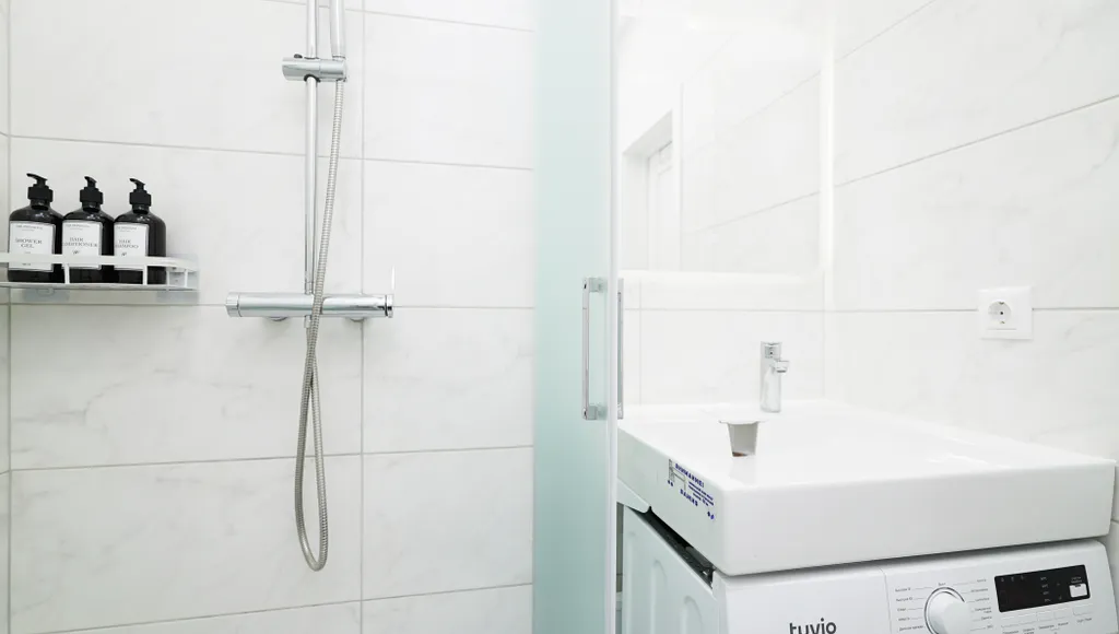 Красивая и уютная студия вблизи метро рядом с центром города