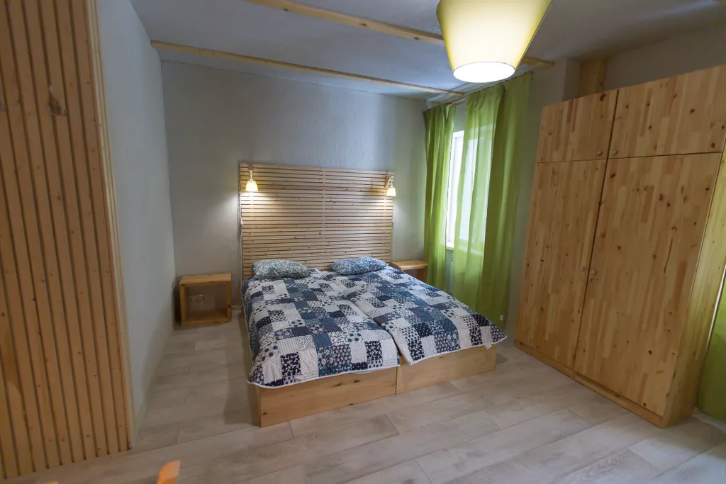 Уютная студия с видом на лес.