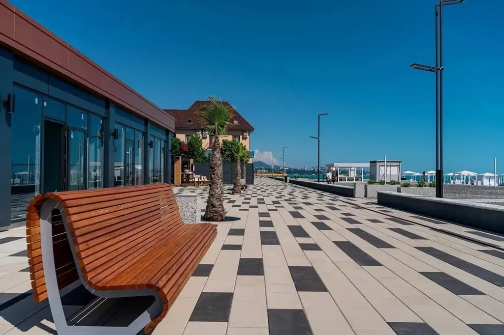 Угловая студия с цветами на берегу моря