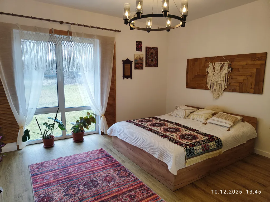 Уютный домик на берегу озера