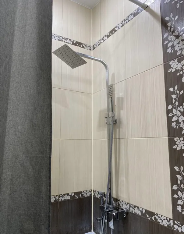 Уютная современная квартира с парящей кроватью с подсветкой