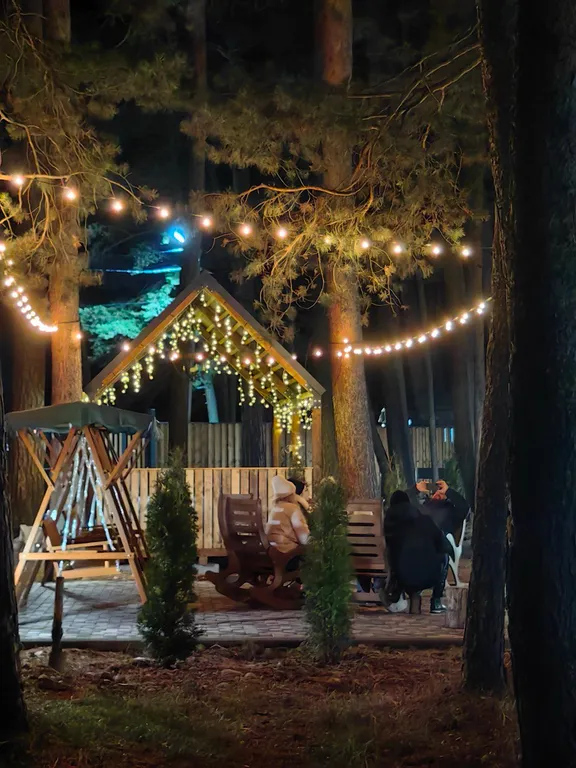 Двухуровневый дом с огромным витражным окном и видом на горы