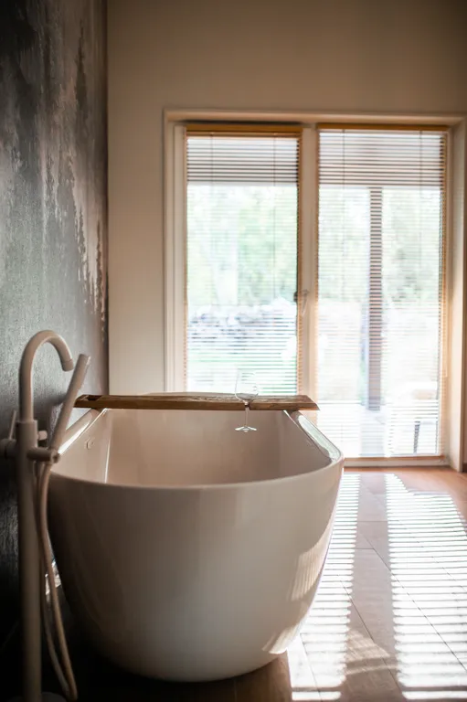 Новый стильный дом с зоной SPA, камином и красивым садом у леса