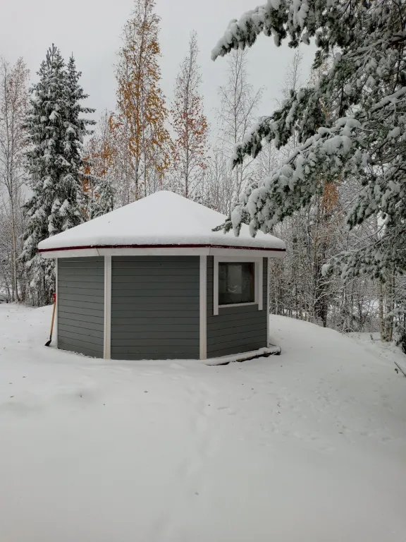 Дом и баня у скалы