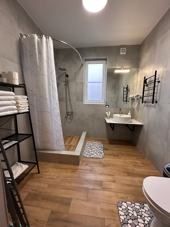 Уютный домик на территории гостевого двора с бассейном