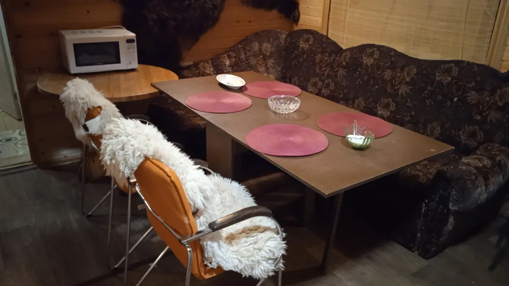 Охотничий дом с медведем на Ладоге