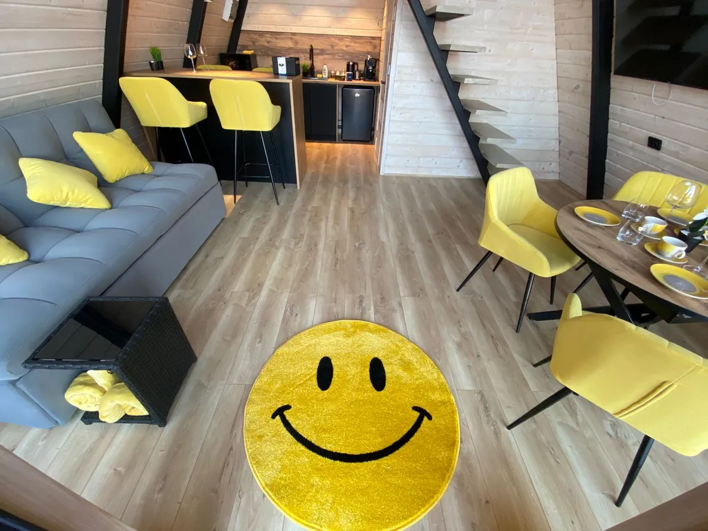 Треугольный дом A-фрейм с панорамными окнами Космос