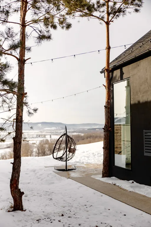 Современный дизайнерский дом с панорамным остеклением и видом на горы