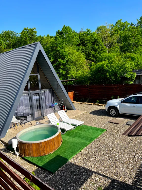 А-фрейм с бассейном