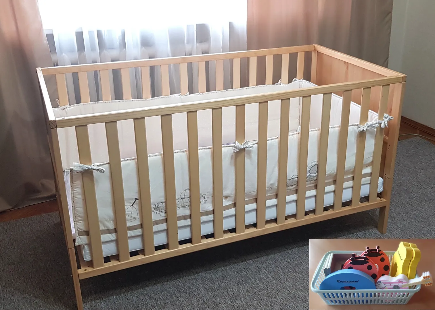 Детская кроватка «Mothercare» (120х70), детское постельное белье, ночник, ограничители дверей и заглушки для розеток.