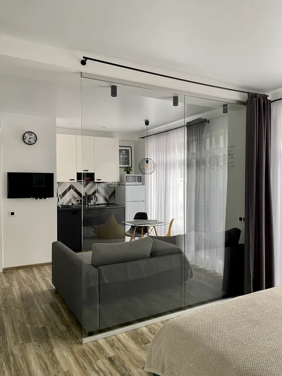 Стильная студия у моря с камином