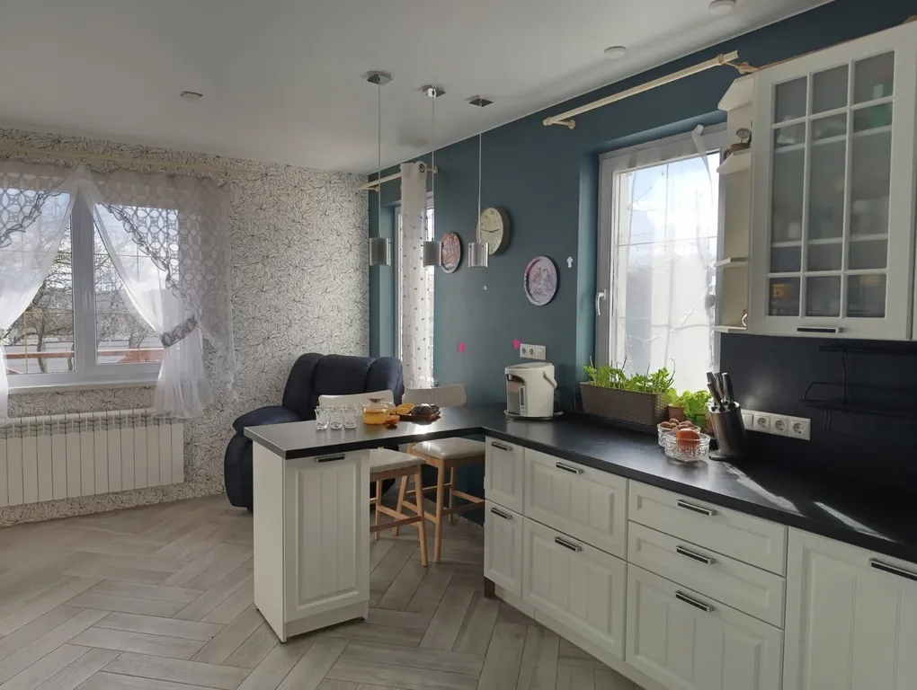 Уютный домик в деревне с беседкой и мангалом на улице