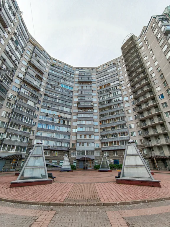 Просторная светлая квартира у метро Приморская