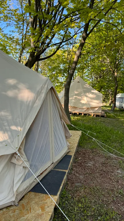 Большой шатёр в кемпинге вблизи озера