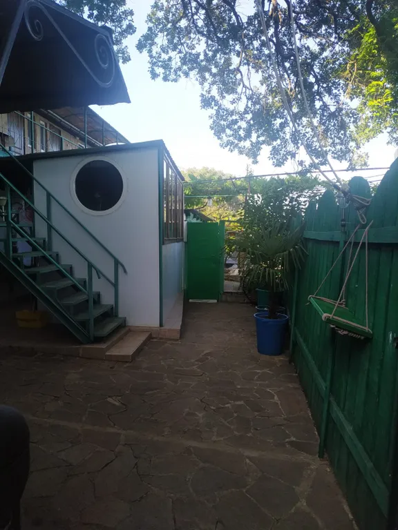 Коттедж с видом на море под большим дубом